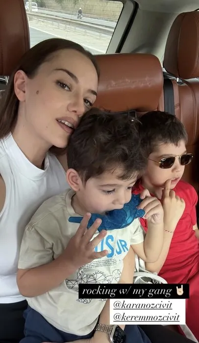 Fahriye Evcen’den aile pozu! Oğullarıyla pazar keyfi göz kamaştırdı!