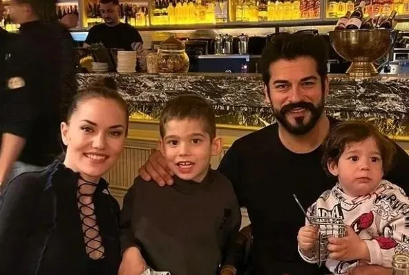 Fahriye Evcen’den aile pozu! Oğullarıyla pazar keyfi göz kamaştırdı!